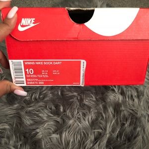 Women’s Nike sock dart